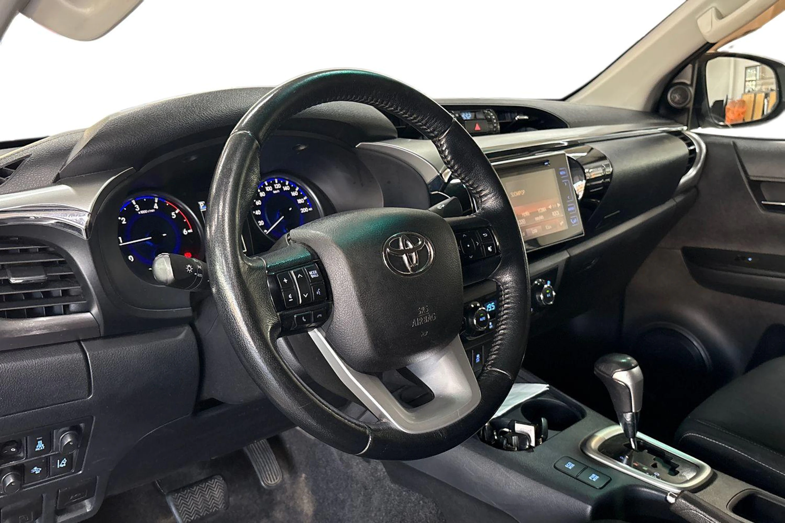 Valkoinen Toyota Hilux 2017 kuva 6.