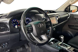 Valkoinen Toyota Hilux 2017 kuva 6.
