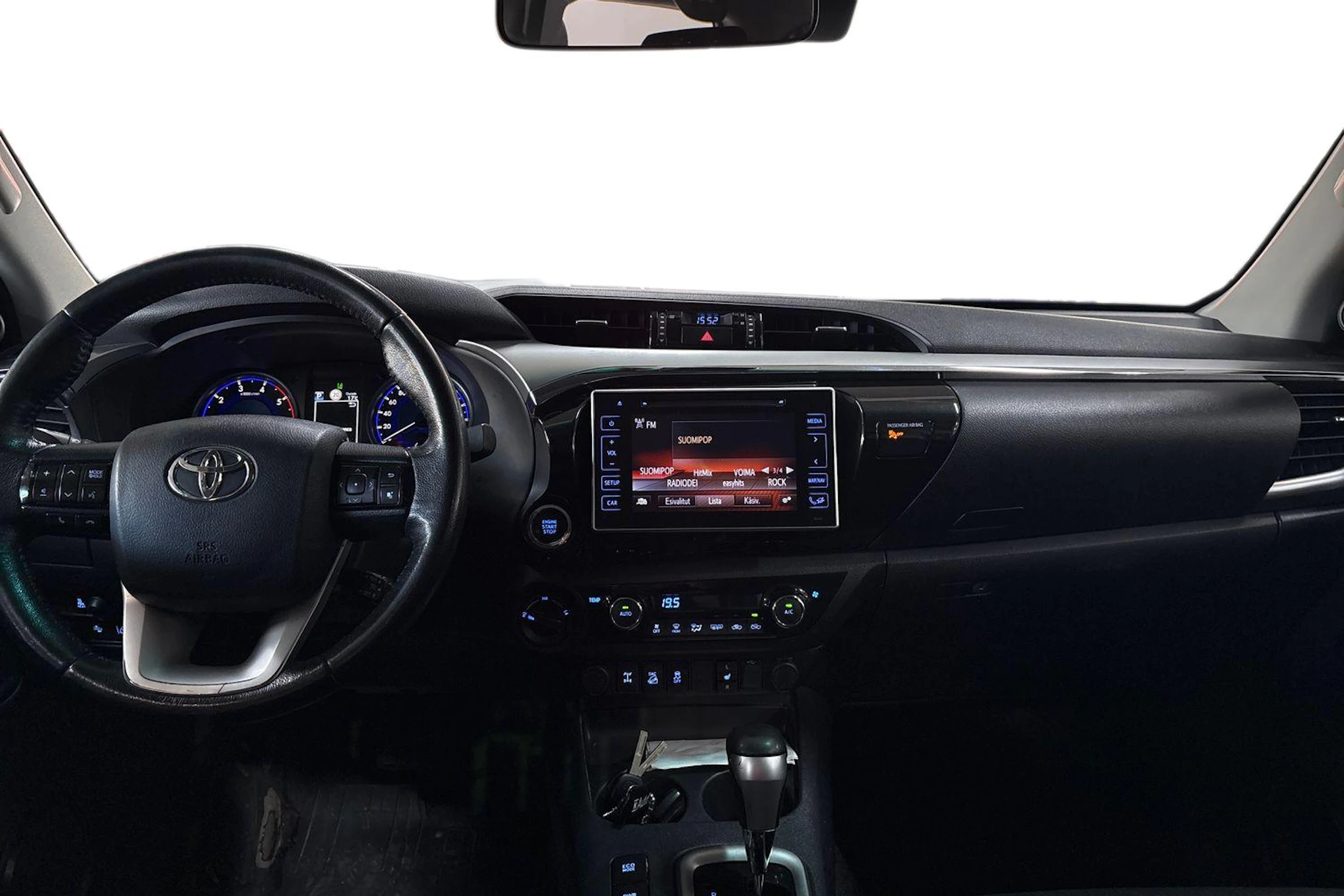 Valkoinen Toyota Hilux 2017 kuva 7.