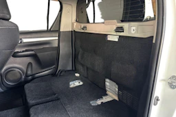 Valkoinen Toyota Hilux 2017 kuva 8.