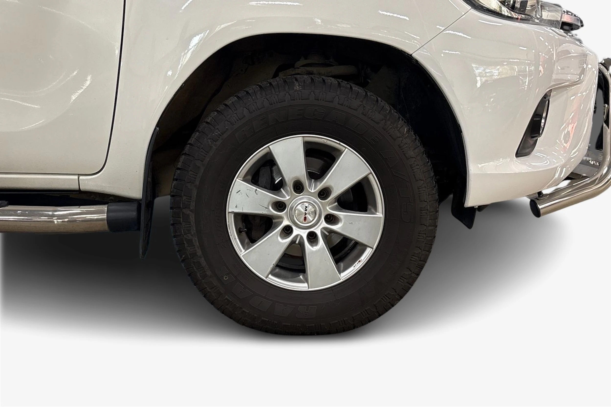 Valkoinen Toyota Hilux 2017 kuva 9.