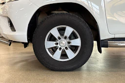 Valkoinen Toyota Hilux 2017 kuva 10.