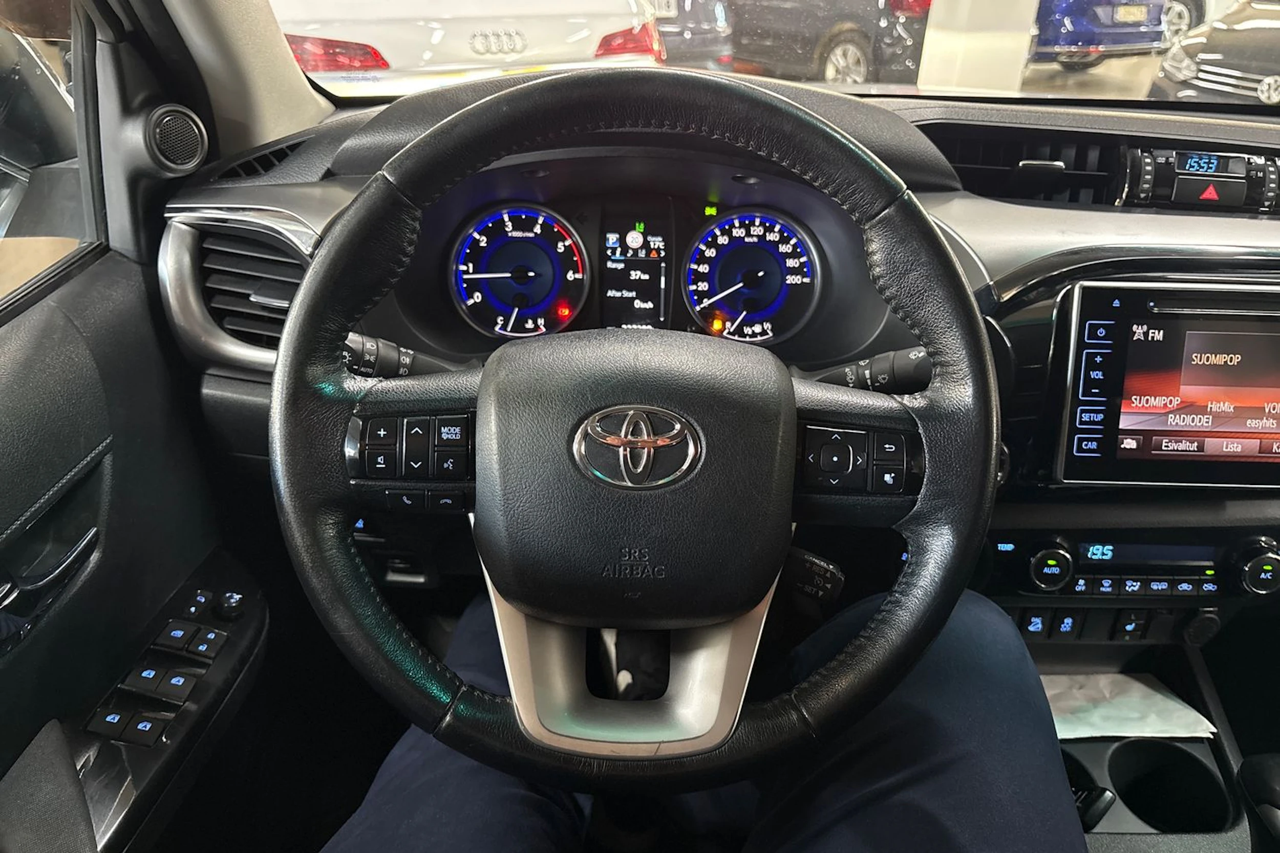 Valkoinen Toyota Hilux 2017 kuva 11.