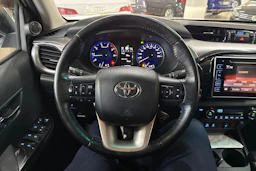 Valkoinen Toyota Hilux 2017 kuva 11.