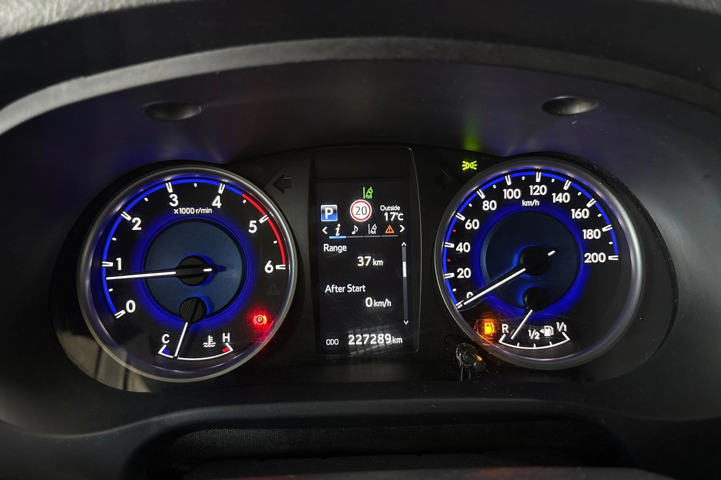 Valkoinen Toyota Hilux 2017 kuva 12.