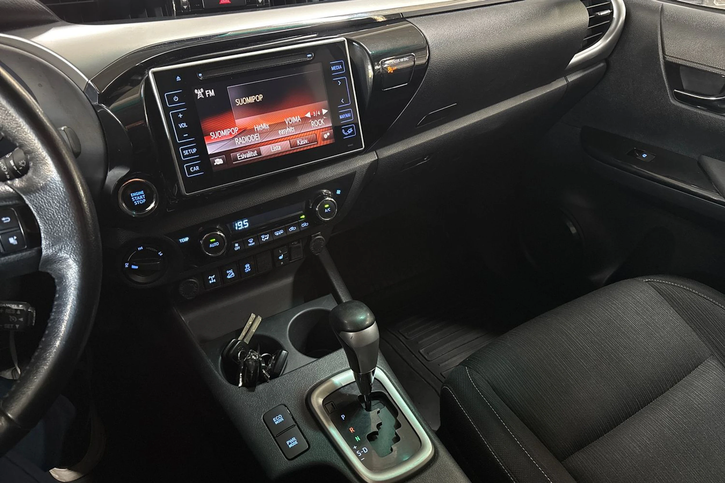 Valkoinen Toyota Hilux 2017 kuva 13.