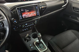 Valkoinen Toyota Hilux 2017 kuva 13.
