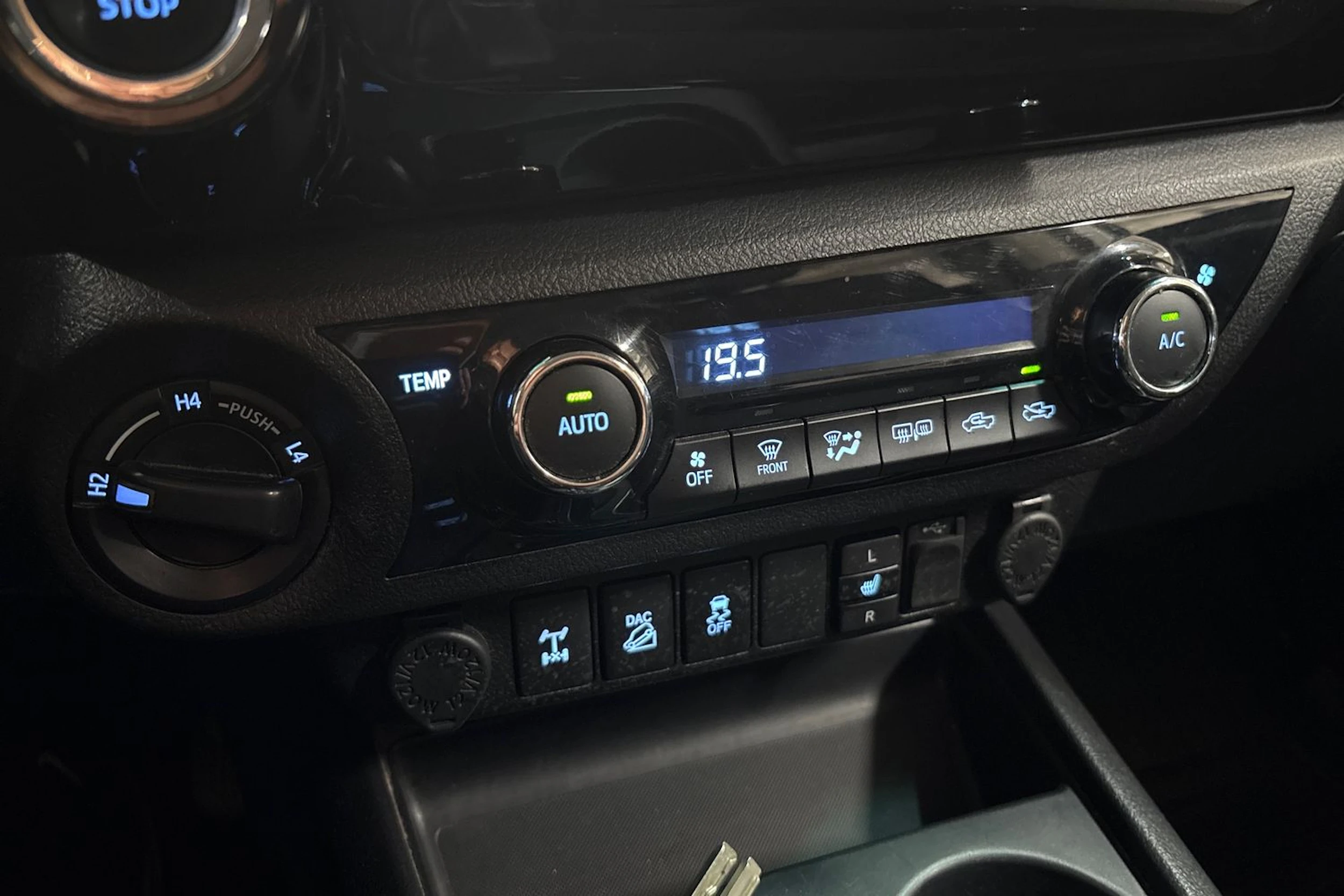 Valkoinen Toyota Hilux 2017 kuva 16.