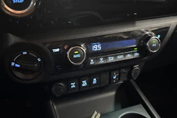 Valkoinen Toyota Hilux 2017 kuva 16.