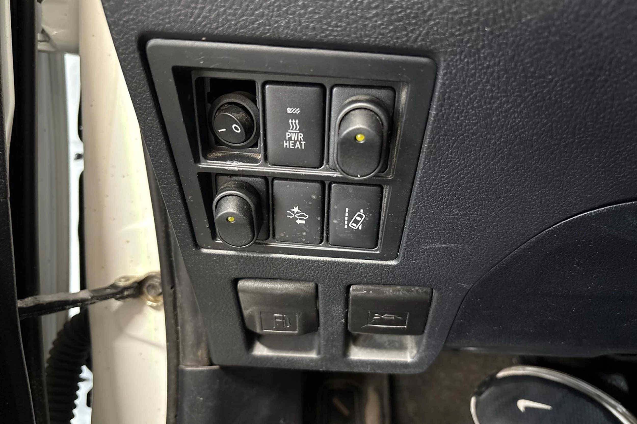 Valkoinen Toyota Hilux 2017 kuva 19.