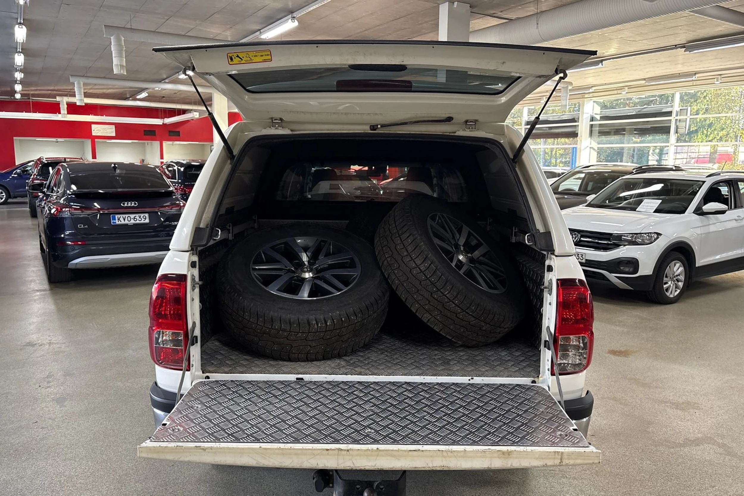 Valkoinen Toyota Hilux 2017 kuva 20.
