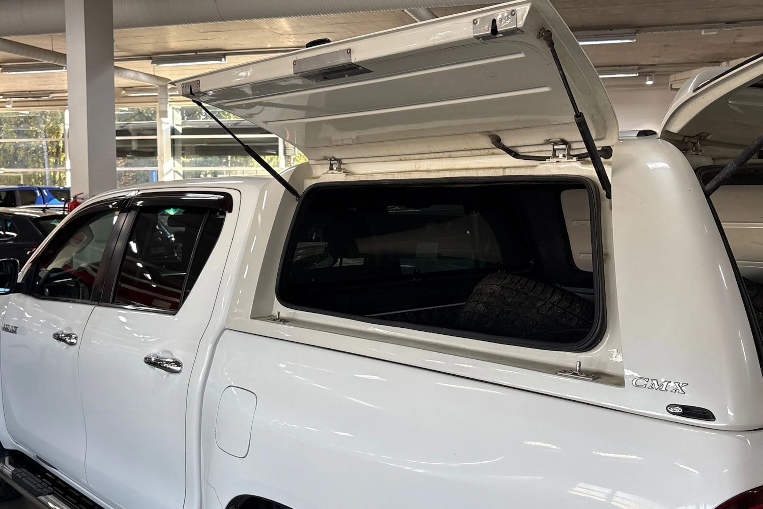 Valkoinen Toyota Hilux 2017 kuva 21.