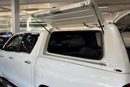 Valkoinen Toyota Hilux 2017 kuva 21.
