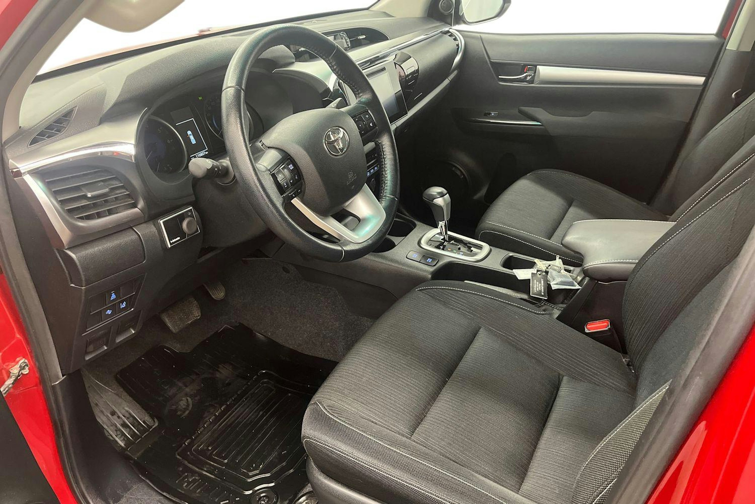 punainen Toyota Hilux 2017 kuva 7.