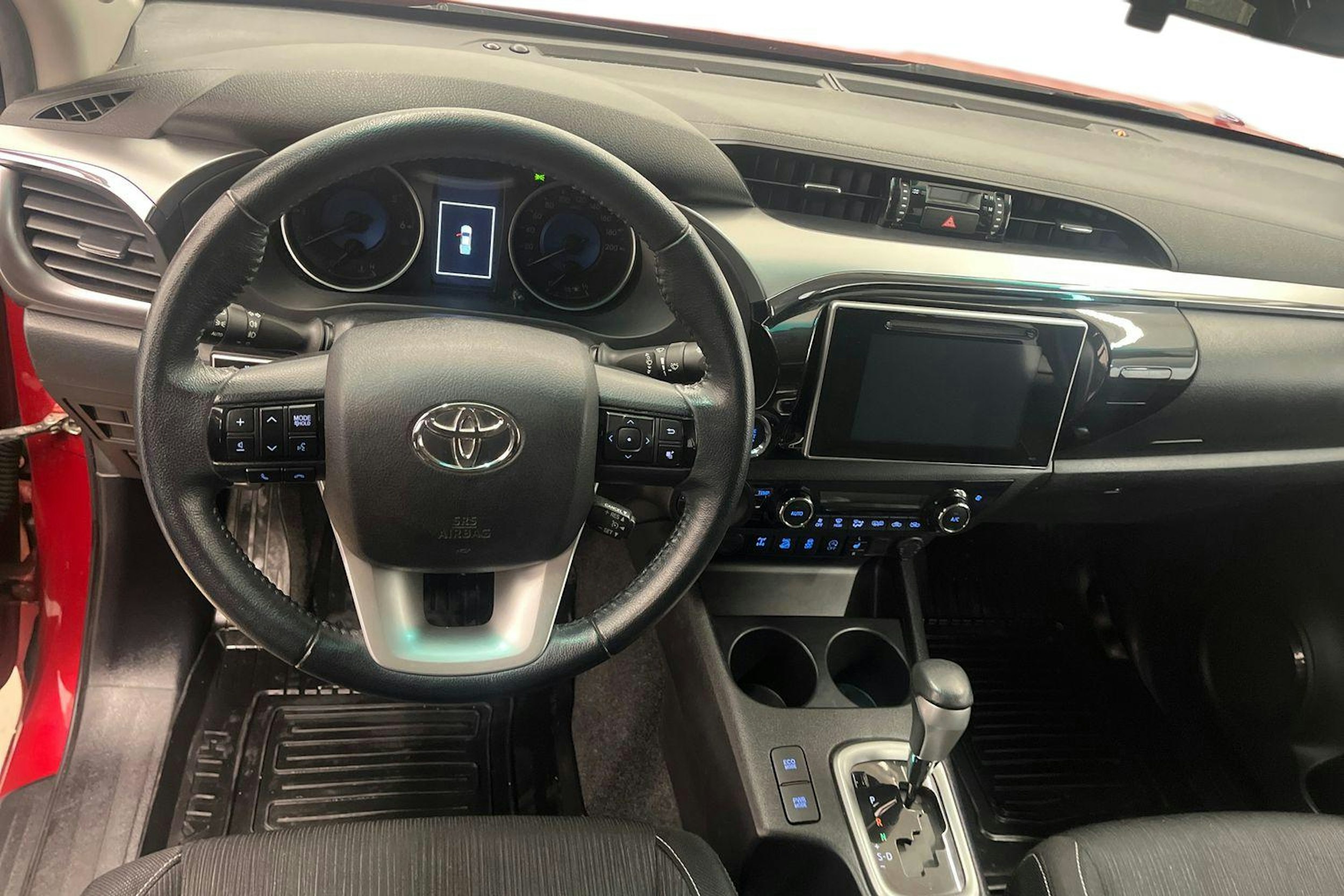punainen Toyota Hilux 2017 kuva 9.