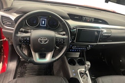 punainen Toyota Hilux 2017 kuva 9.