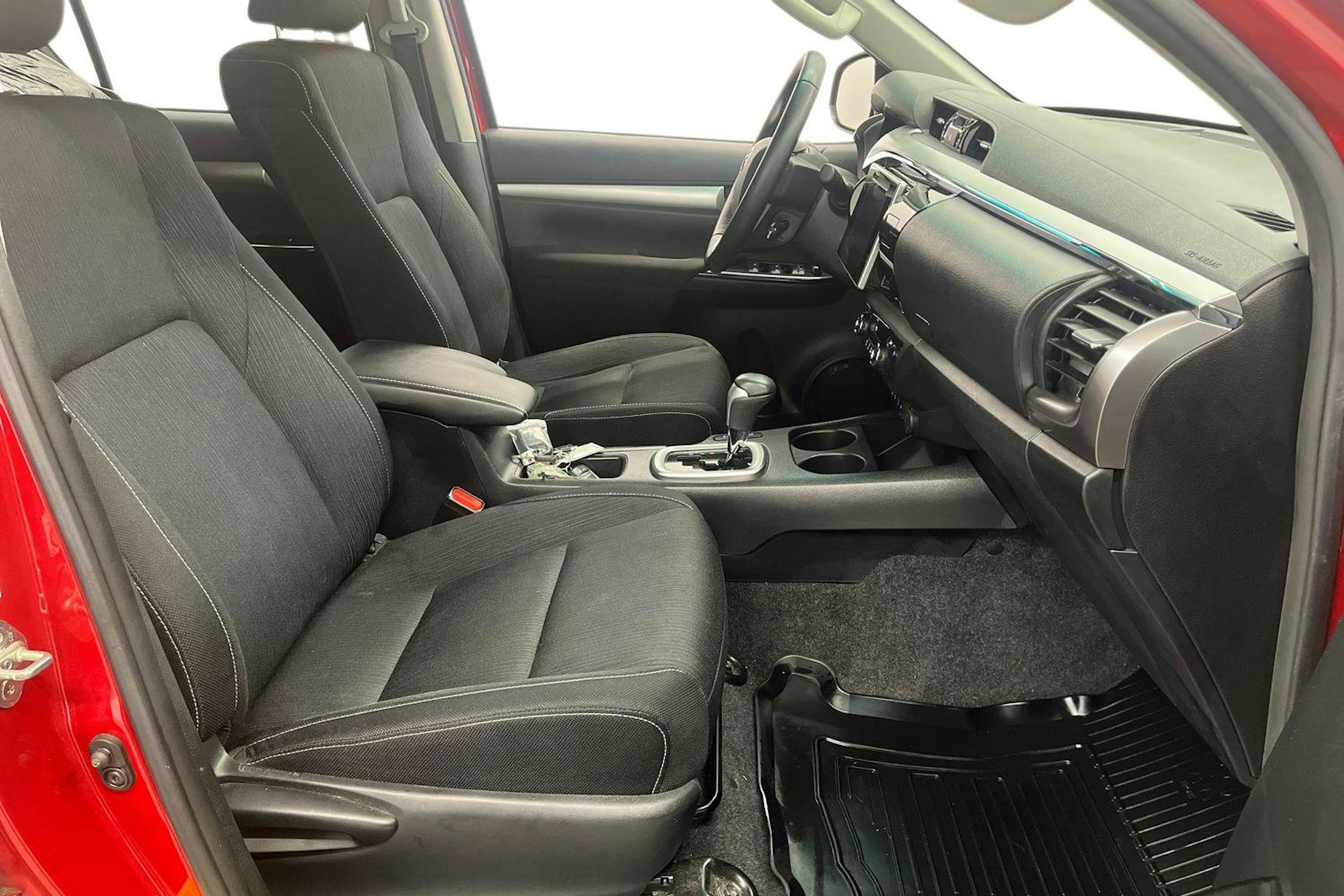 punainen Toyota Hilux 2017 kuva 10.