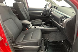 punainen Toyota Hilux 2017 kuva 10.