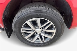 punainen Toyota Hilux 2017 kuva 11.