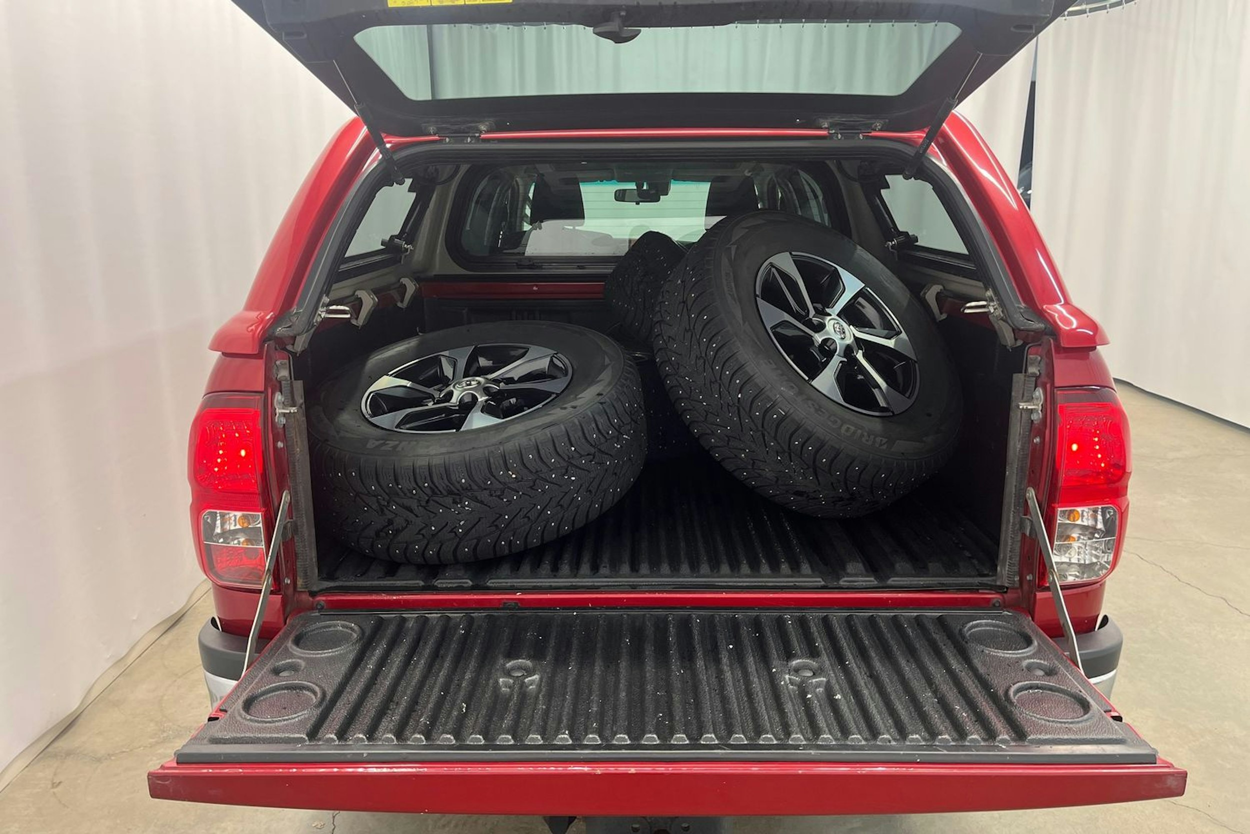 punainen Toyota Hilux 2017 kuva 14.