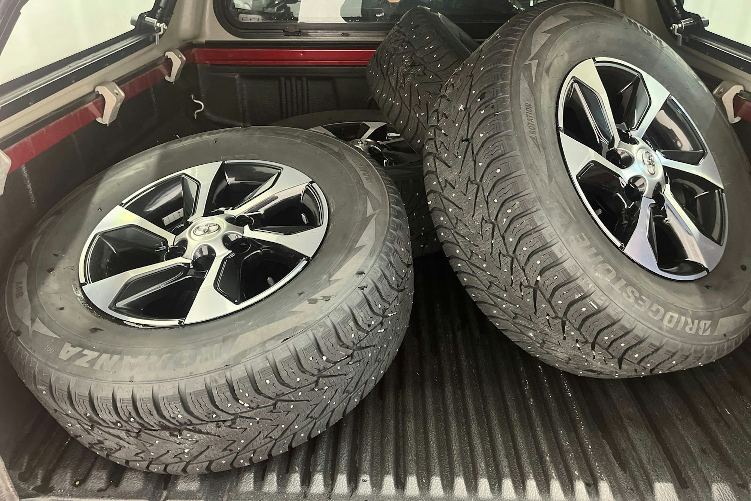 punainen Toyota Hilux 2017 kuva 15.