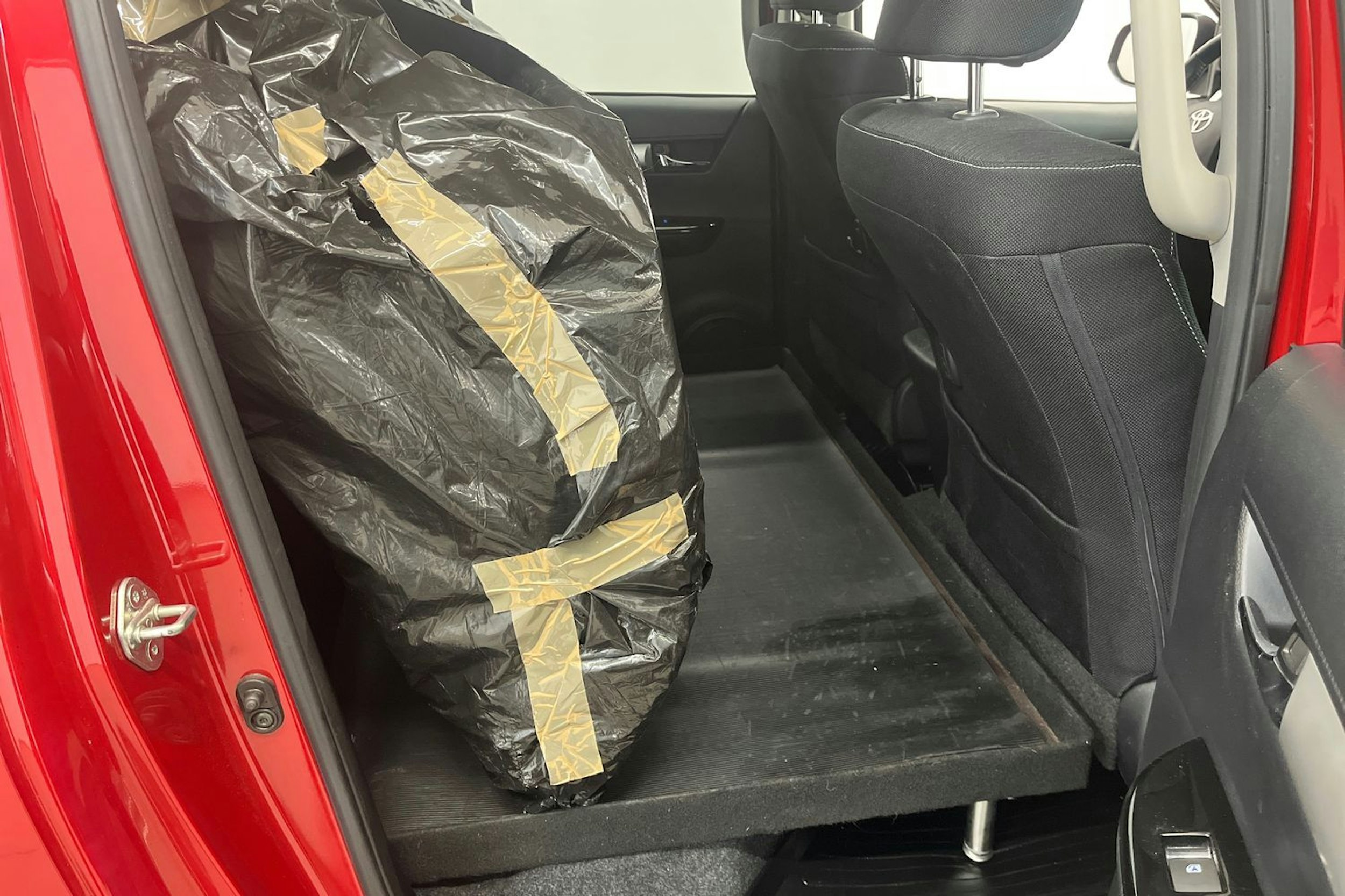 punainen Toyota Hilux 2017 kuva 16.