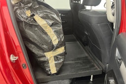 punainen Toyota Hilux 2017 kuva 16.