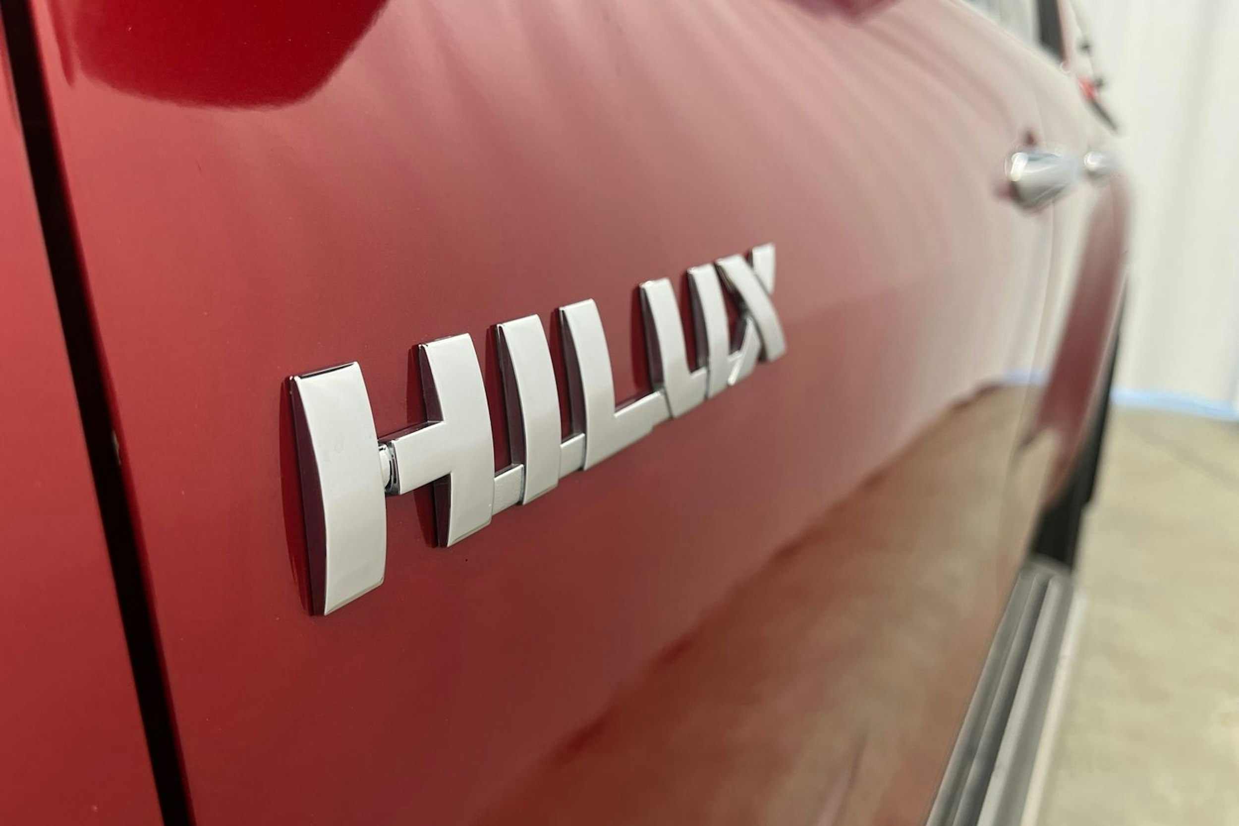 punainen Toyota Hilux 2017 kuva 19.