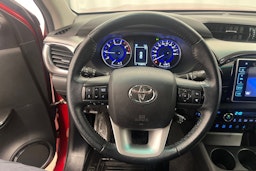 punainen Toyota Hilux 2017 kuva 23.