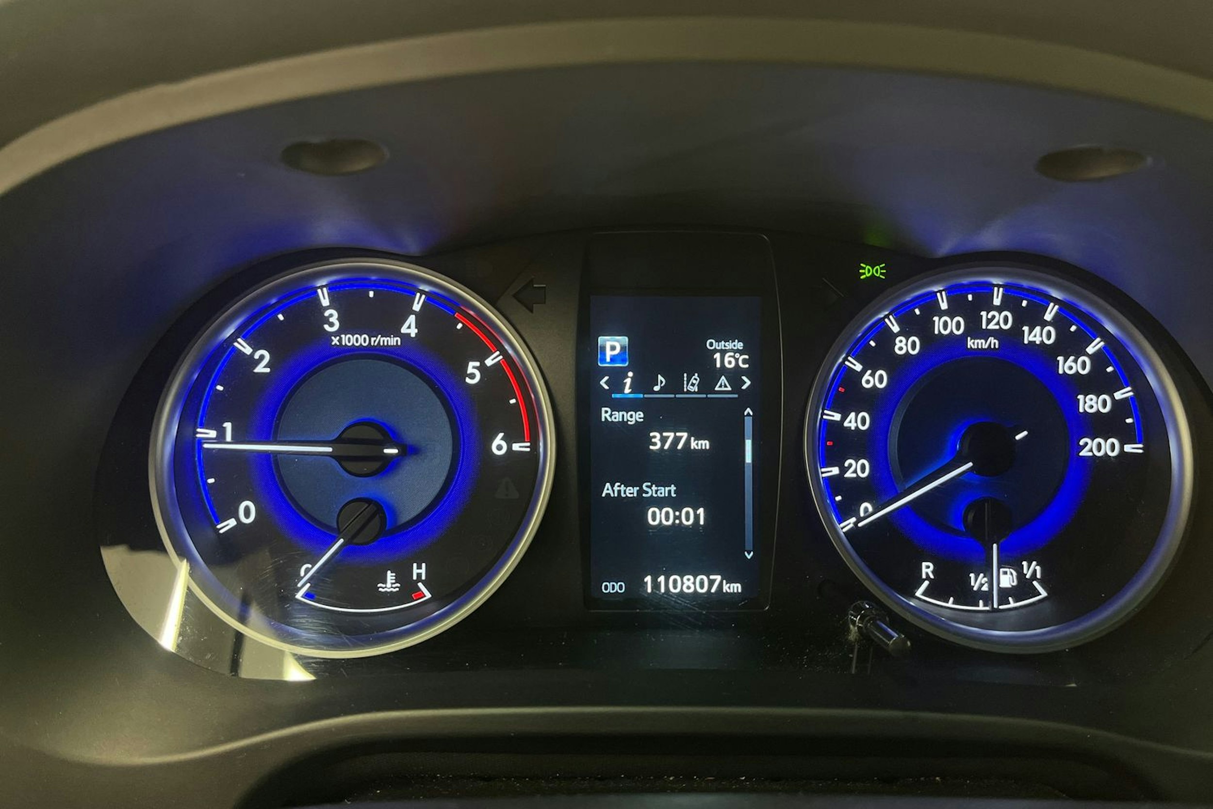 punainen Toyota Hilux 2017 kuva 25.