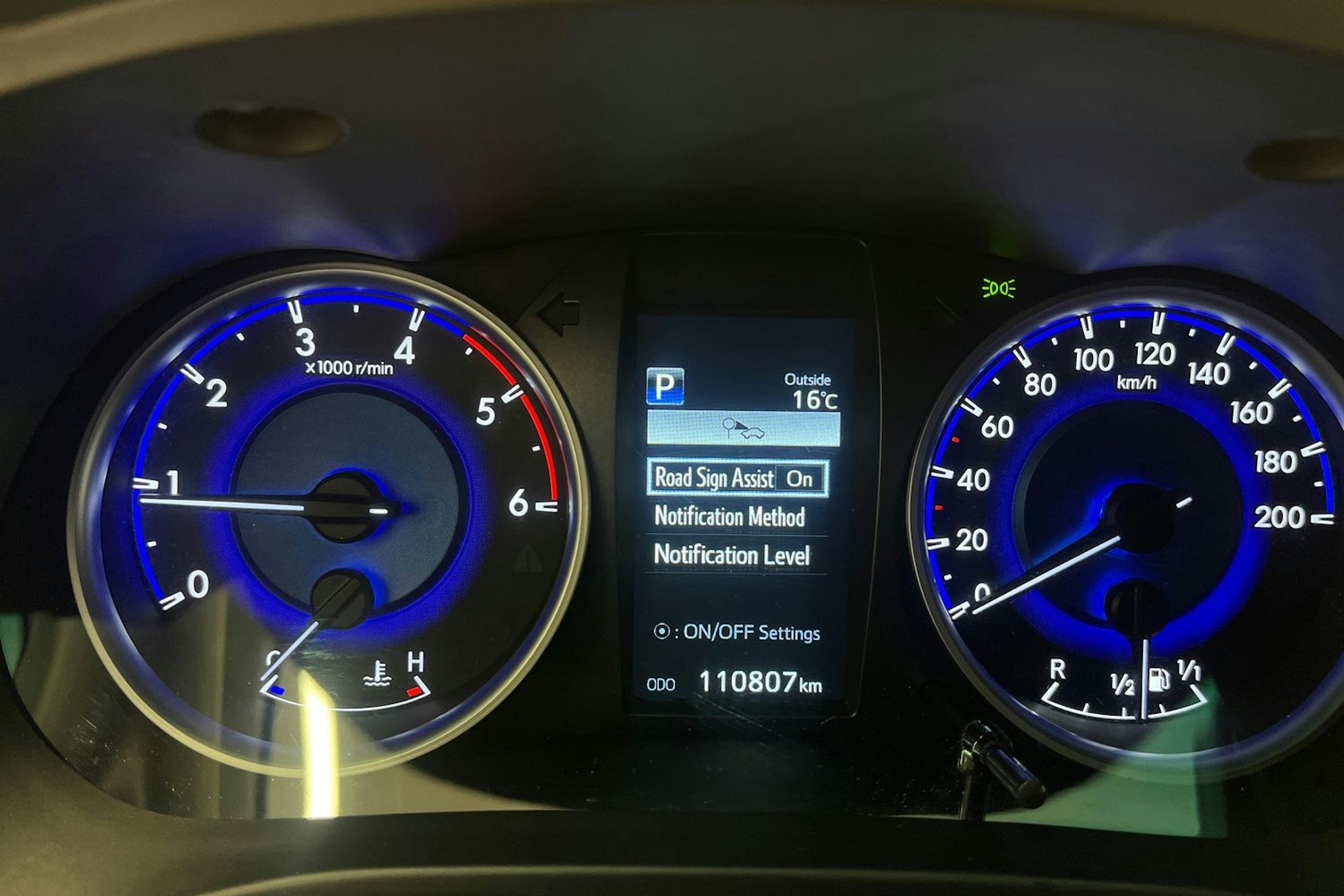 punainen Toyota Hilux 2017 kuva 26.