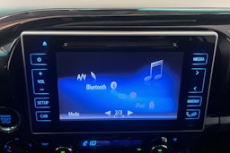 punainen Toyota Hilux 2017 kuva 28.