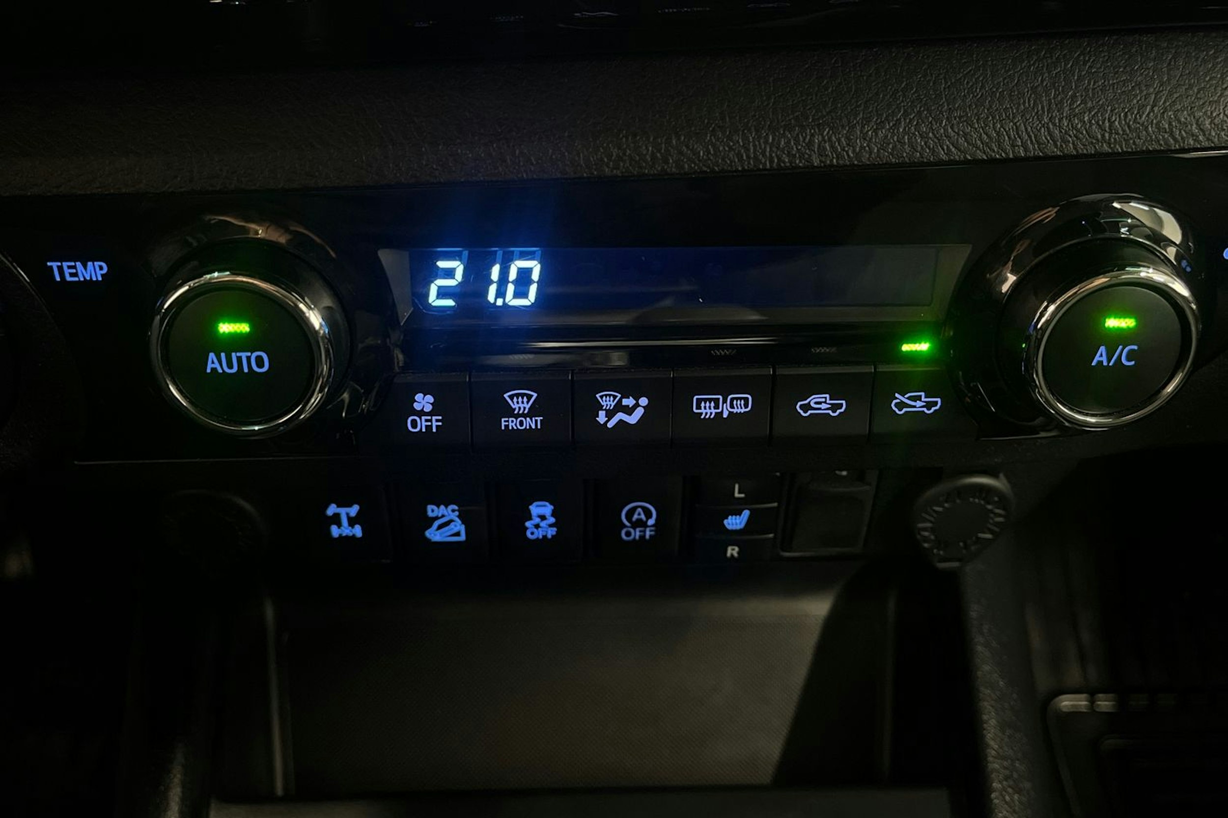 punainen Toyota Hilux 2017 kuva 31.