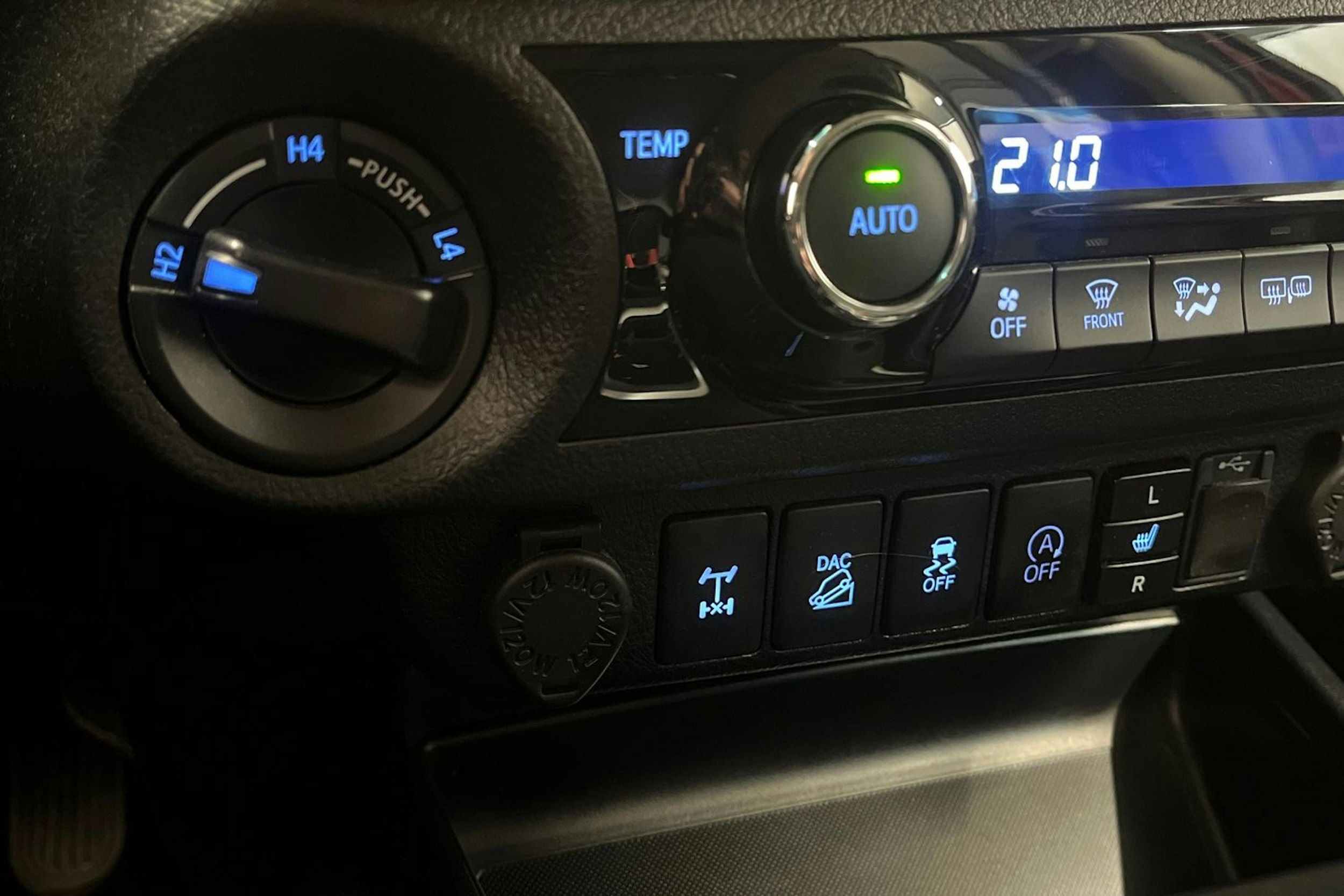 punainen Toyota Hilux 2017 kuva 32.