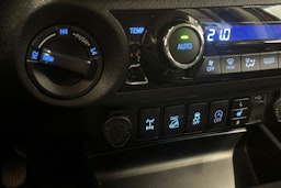 punainen Toyota Hilux 2017 kuva 32.