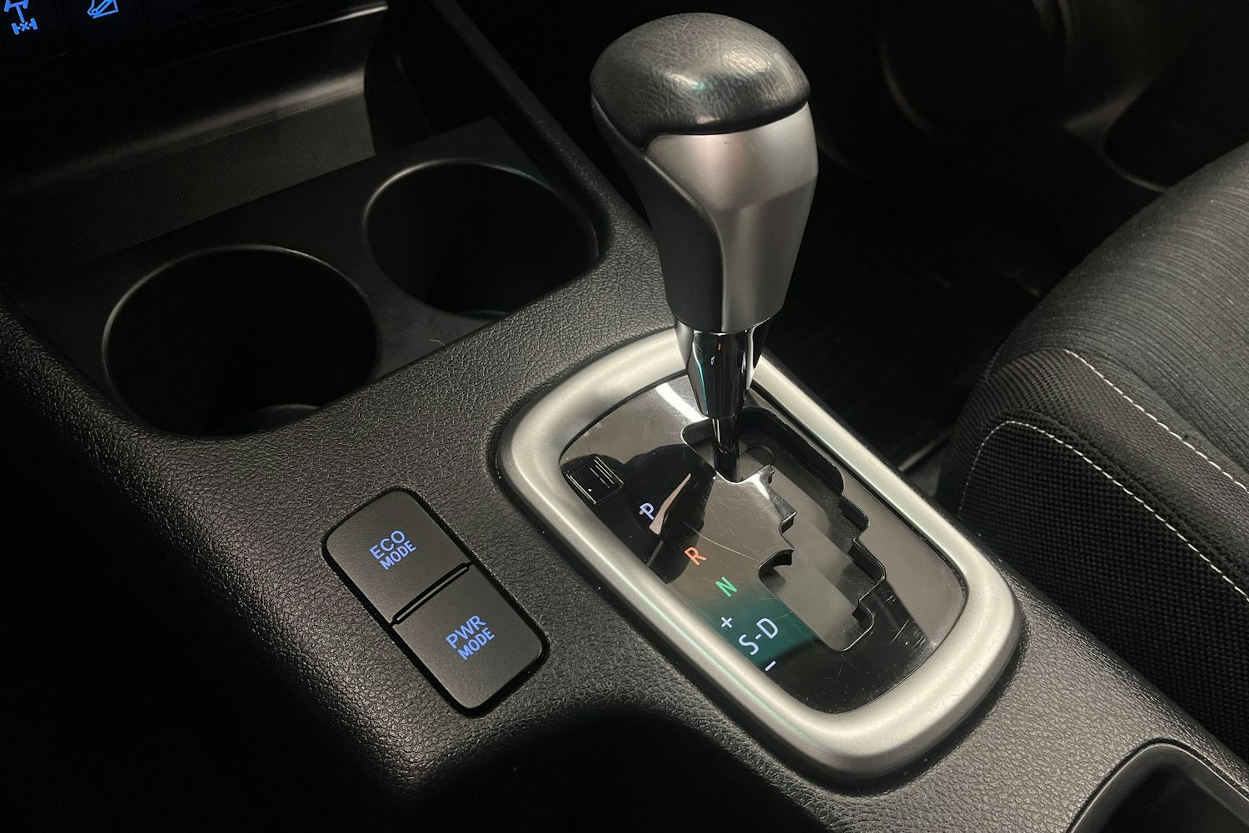 punainen Toyota Hilux 2017 kuva 33.