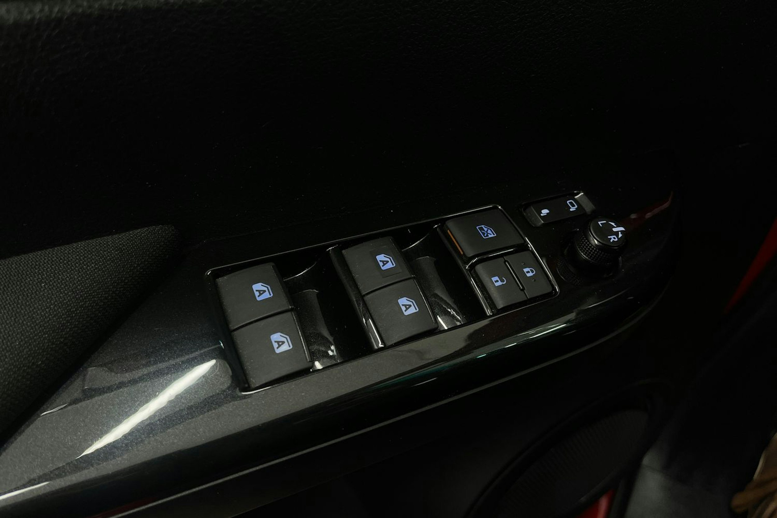 punainen Toyota Hilux 2017 kuva 34.
