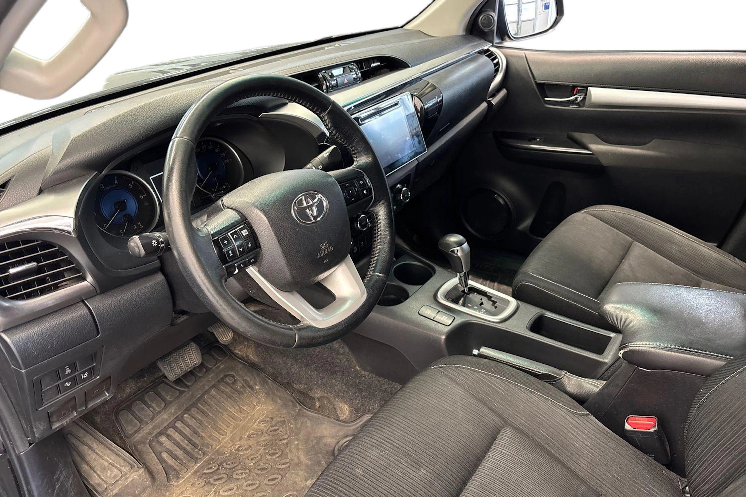 musta Toyota Hilux 2017 kuva 3.