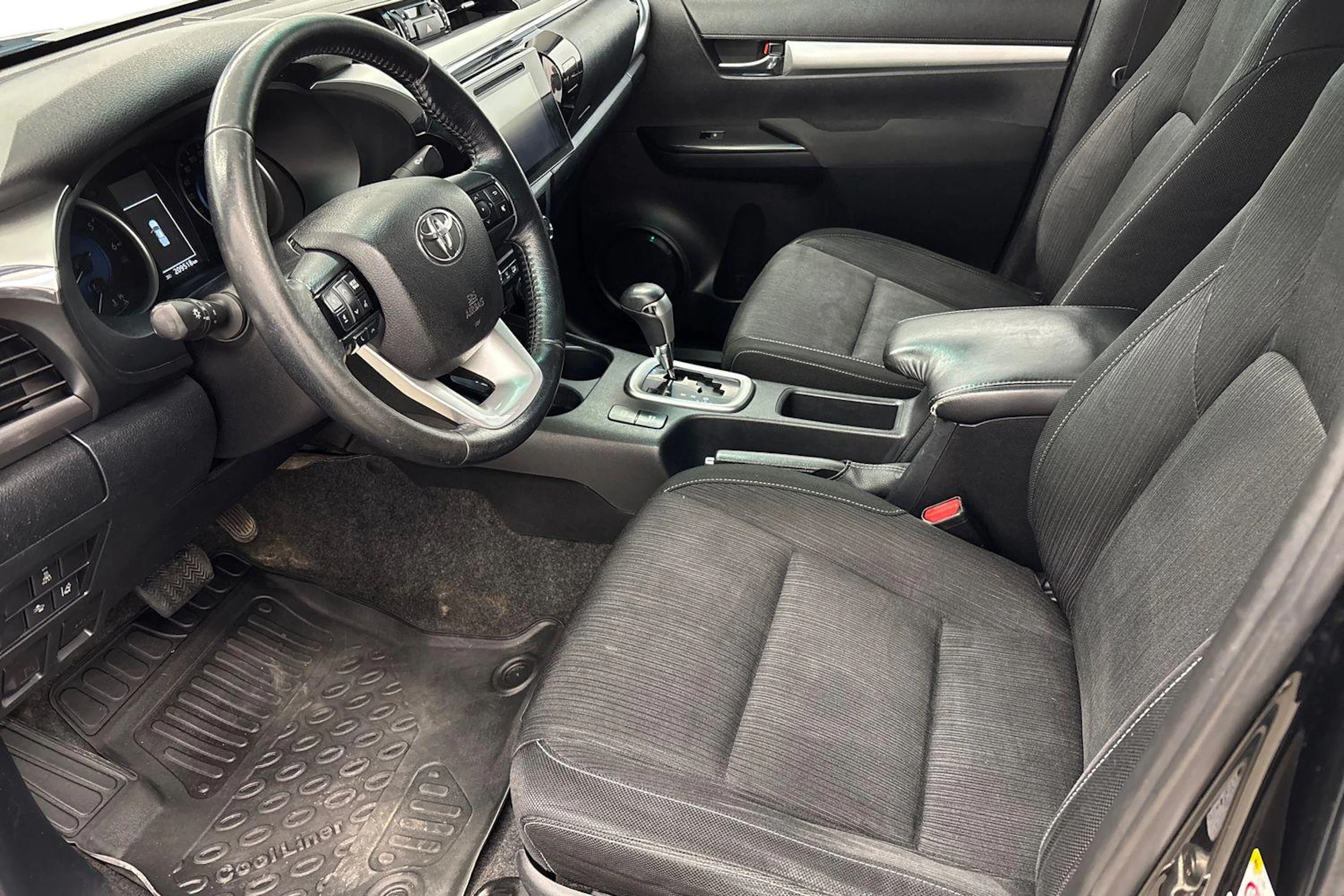 Musta Toyota Hilux 2017 kuva 8.