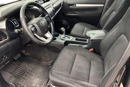 Musta Toyota Hilux 2017 kuva 8.