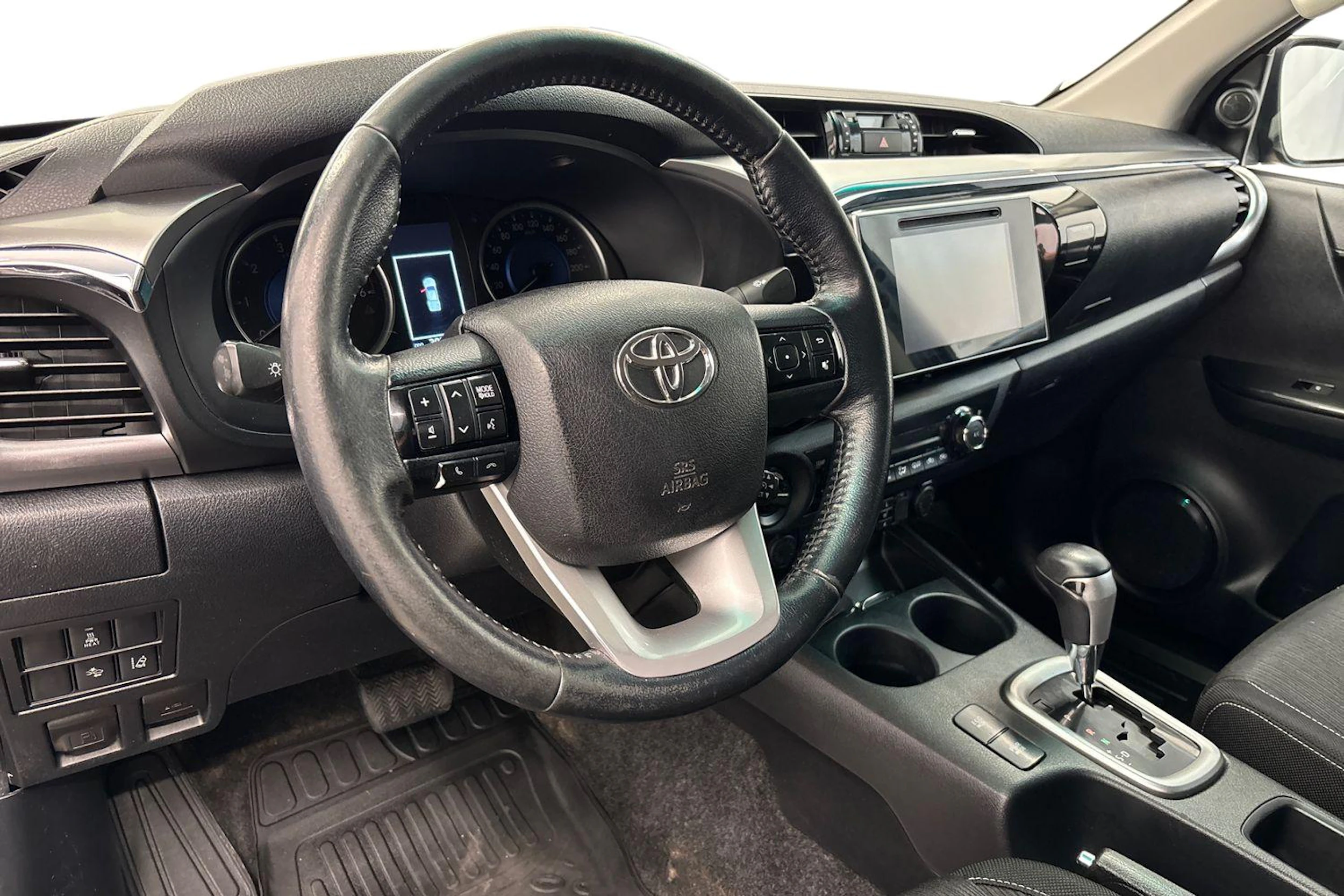 Musta Toyota Hilux 2017 kuva 9.