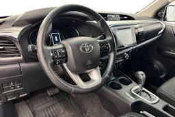 Musta Toyota Hilux 2017 kuva 9.