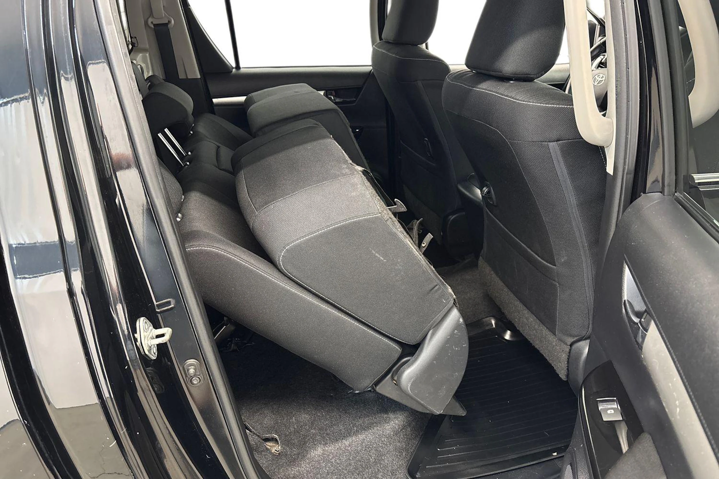 Musta Toyota Hilux 2017 kuva 11.