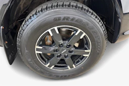 Musta Toyota Hilux 2017 kuva 12.