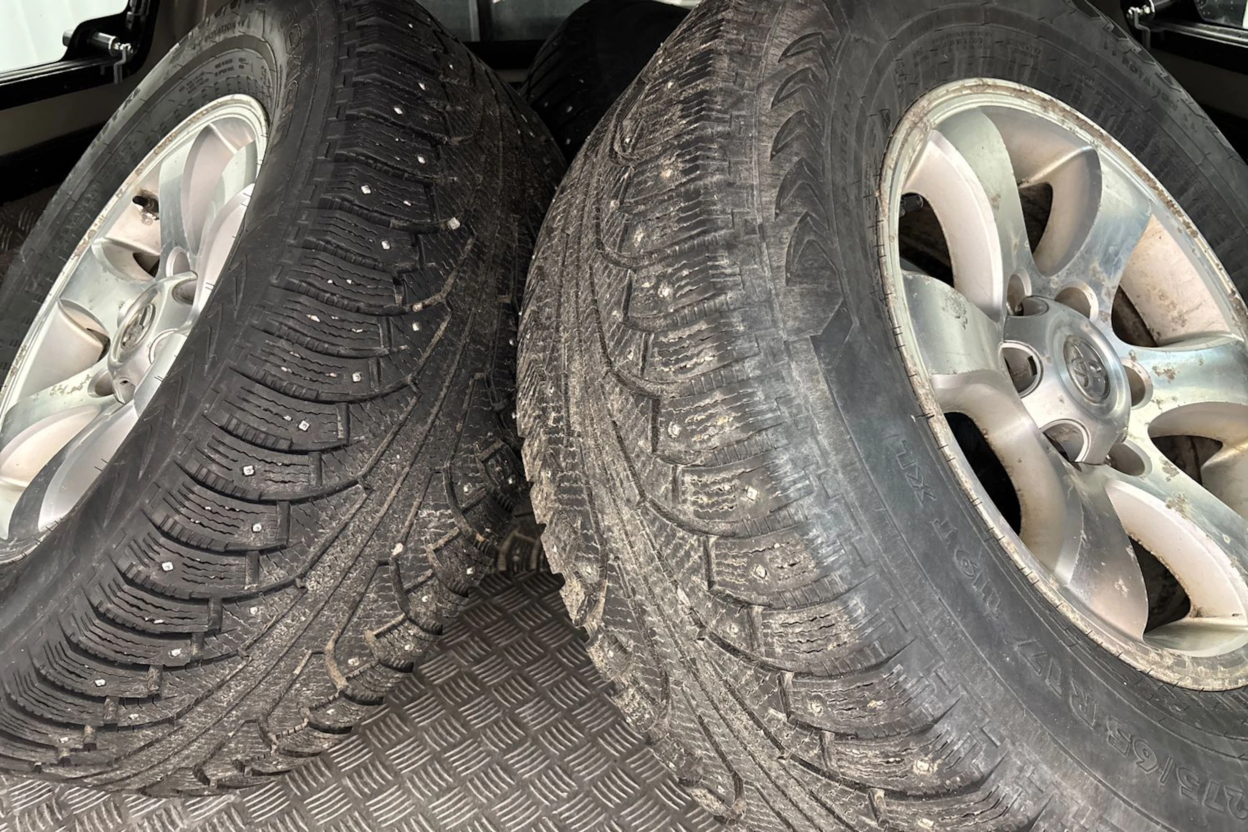 Musta Toyota Hilux 2017 kuva 13.