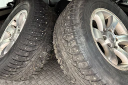 Musta Toyota Hilux 2017 kuva 13.