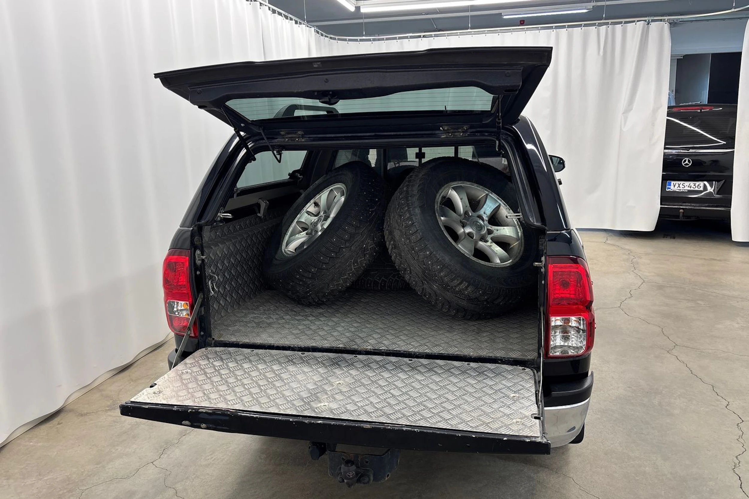 Musta Toyota Hilux 2017 kuva 15.