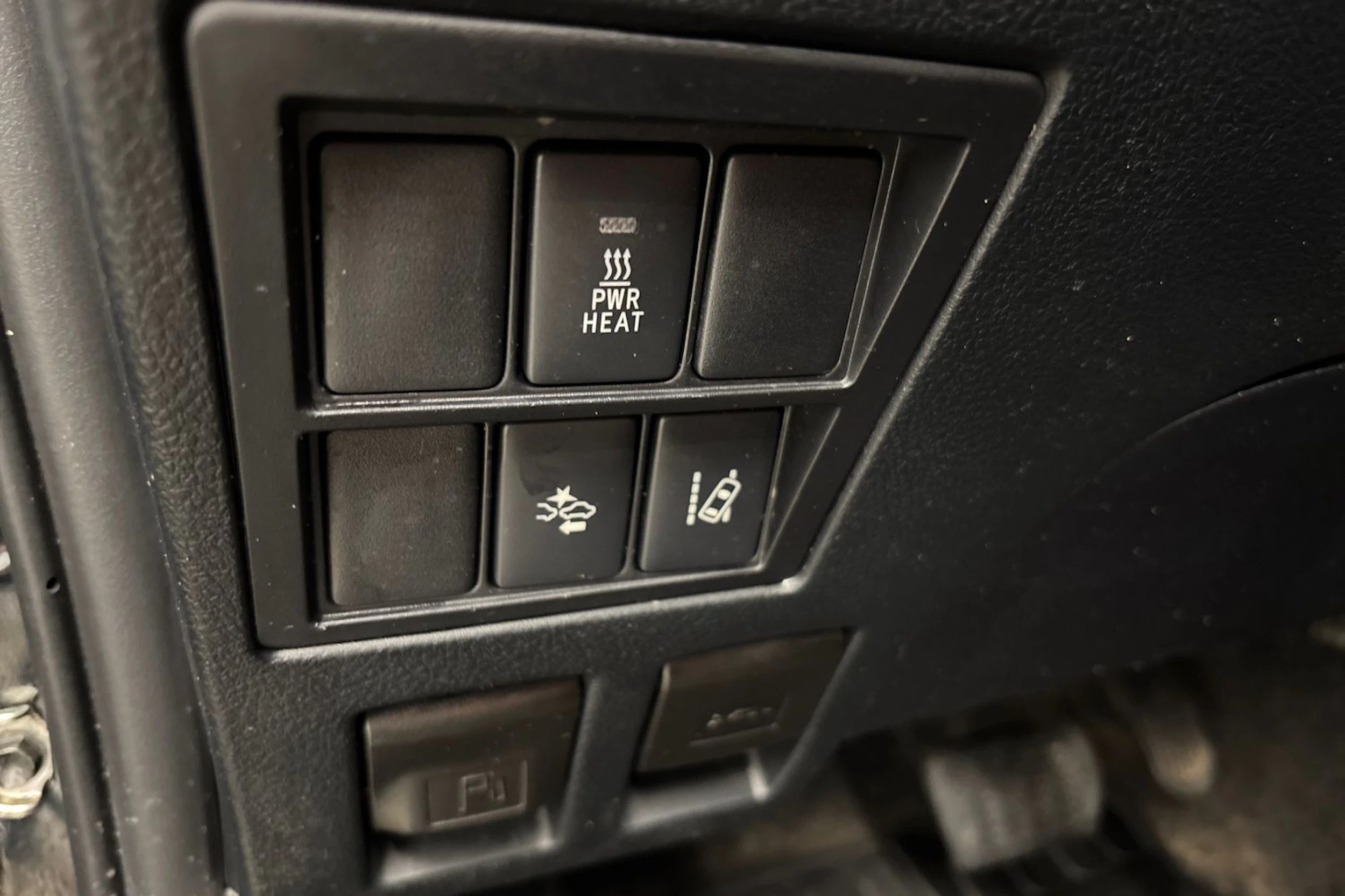 Musta Toyota Hilux 2017 kuva 18.
