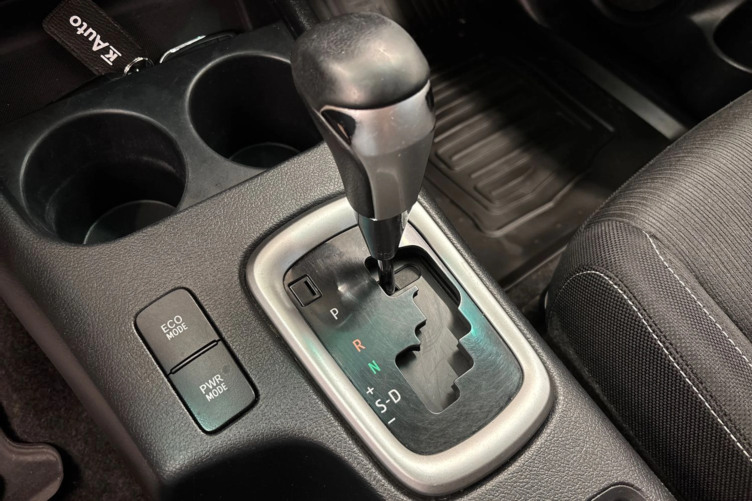Musta Toyota Hilux 2017 kuva 24.