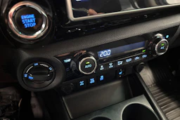 Musta Toyota Hilux 2017 kuva 25.